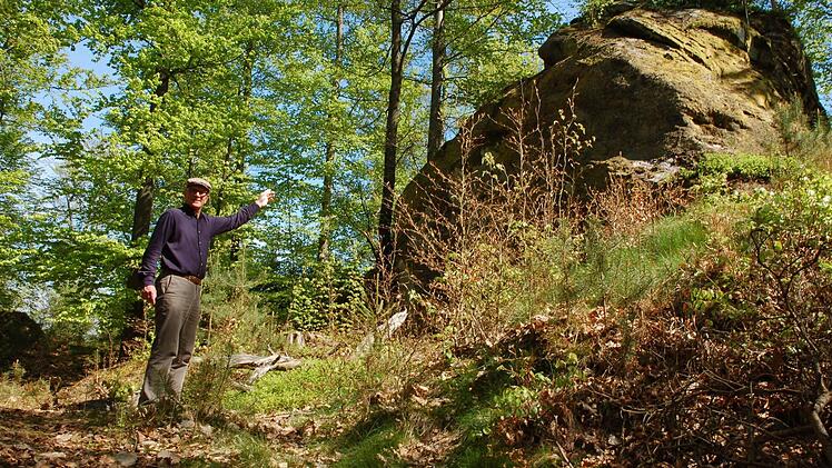 Helmut Krüg zeigt den Felsen, von dem die Wildbeobachtungskamera gestohlen wurde. Fotos: Rainer Lutz