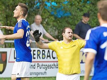 Richtig sauer war der Redwitzer Keeper Patrick Jauch, als er kurz nach dem Seitenwechsel schon wieder einen Treffer hinnehmen musste. Foto: Heinrich Weiß