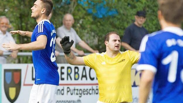 Richtig sauer war der Redwitzer Keeper Patrick Jauch, als er kurz nach dem Seitenwechsel schon wieder einen Treffer hinnehmen musste. Foto: Heinrich Weiß