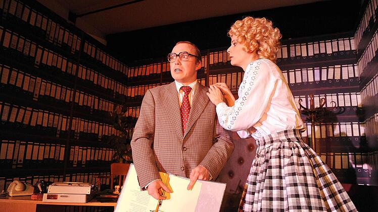 Szene aus dem Heinz-Erhardt-Abend des Coburger Landestheaters mit Eva Marianne Berger und Ingo Paulick.Foto: Andrea Kremper