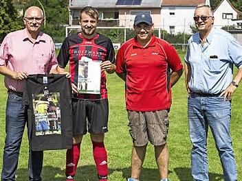 Aus den Händen von Kreisspielleiter Gottfried Bindrim (links) erhielt Sebastian Rausch (daneben) die Fairplay-Medaille des DFB. Darüber, und auch über 500 Euro aus der Egidius-Braun-Stiftung, freuten sich auch Vorsitzender Artur Torres Barbosa und Sportvorstand Hubert Rausch vom FC 08 Zeil (weiter von links).  Foto: René Ruprecht