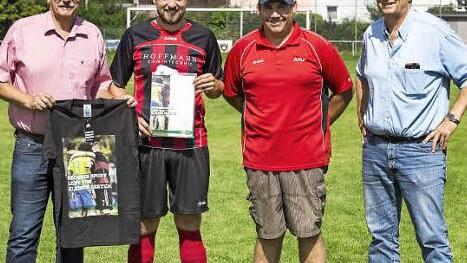 Aus den Händen von Kreisspielleiter Gottfried Bindrim (links) erhielt Sebastian Rausch (daneben) die Fairplay-Medaille des DFB. Darüber, und auch über 500 Euro aus der Egidius-Braun-Stiftung, freuten sich auch Vorsitzender Artur Torres Barbosa und Sportvorstand Hubert Rausch vom FC 08 Zeil (weiter von links).  Foto: René Ruprecht
