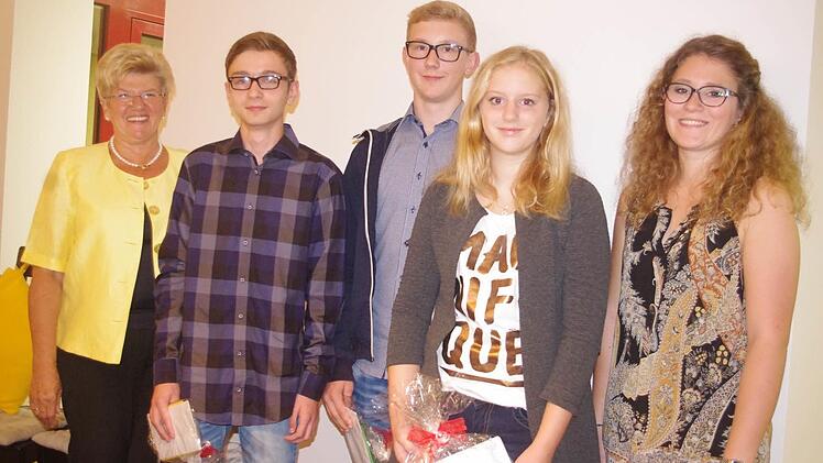 Die Stadt Teuschnitz ist stolz auf ihre erfolgreichen Schulabsolventen. Das Bild zeigt (von links) Bürgermeisterin Gabriele Weber mit Pascal Martin, Nico Martin, Annika Hummel und Lena Jungkunz. Foto: Heike Schülein