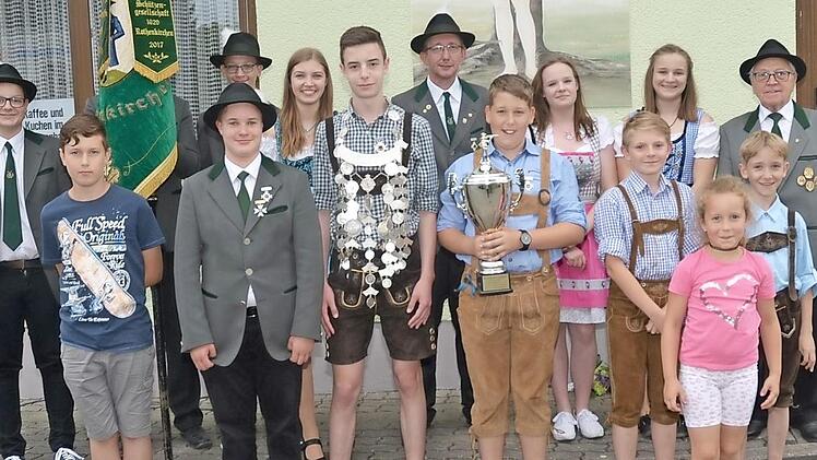 Jungschützenkönig und Gefolge (v. l.): Fahnenbegleiter Marius Löffler, Tim Baumstark, Daniel Bergmann (verdeckt), Bastian Tumbach (2. Ritter, Pressig), Fahnenbegleitung Lukas Beetz, Julia Geiger, Jungschützenkönig Johannes Müller, Schatzmeister und Jugendbetreuer Mathias Beetz, Tim Fehn (1. Ritter und Gewinner des Jugend-Wanderpokals), Liesel Linda Neubauer, Paul Rebhan (Friedersdorf), Liesel Maren Löffler, Maya Baumstark, David Beetz und Ehrenmitglied Hans Jungkunz.