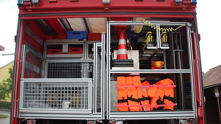 In Rollwagen-Containern wird die Ausrüstung in dem Lkw transportiert.