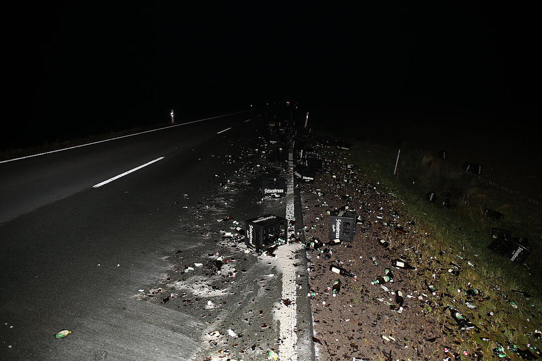 Oberfranken: Bierlaster verliert Ladung auf B173