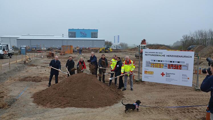 Spatenstich für die neue gemeinsame Rettungswache: Rettungshund Caruso war ein aufmerksamer Beobachter der Zeremonie.  Foto: Bernhard Panzer
