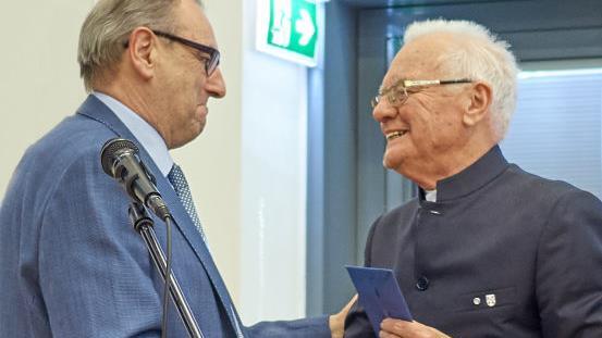 Peter Merkel dankt Peter Jacobi für dessen Arbeit für den Fränkischen Sängerbund. Foto: Johannes Marx