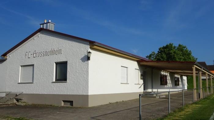 Das Sportheim in Großwenkheim präsentiert sich wieder in strahlendem Weiß mit einem Vordach für den Schutz der Zuschauer. Foto: Anton Then