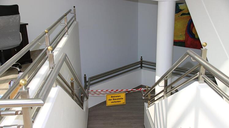 Weil im Keller noch Restarbeiten stattfinden, ist der Durchgang gesperrt. Foto: Stephan Tiroch