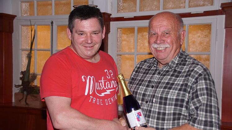 Alfred Kaiser aus Aidhausen (links) ist der Obermeister der neu gebildeten Metzgerinnung Main-Rhön. Zur Übernahme dieses Amtes gratulierte der  Kreishandwerksmeister Hans-Georg Häfner. Sabine Weinbeer