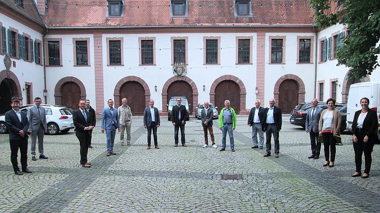 Die neuen Mitglieder sollen Impulse geben, die nicht mehr amtierenden Bürgermeister wurden verabschiedet (von links): Allianz-Manager Holger Becker, Vorsitzender Armin Warmuth, Mario Götz, Andreas Neder für Bürgermeister Rainer Morper, René Gerner, Peter Bergel, Johannes Krumm, Florian Atzmüller sowie Karlheinz Kickuth, Alfred Gündling, Peter Hart, Jürgen Karle, Gotthard Schlereth, Patricia Schießer und Elisabeth Reußner vom Amt für Ländliche Entwicklung.  Foto: Winfried Ehling