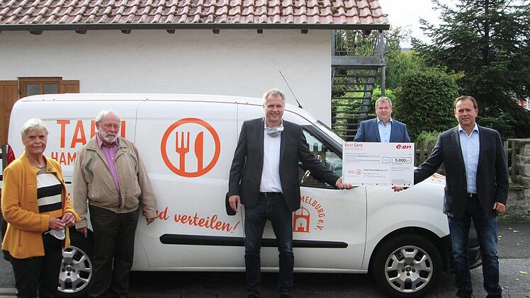 Eine willkommene Unterstützung für die Tafel sind 5000 Euro, die die e-on-Mitarbeiter Horst Heid und Thomas Spang (von rechts) überbrachten. Luise Smolik, Werner Bergmann und Patrick Bindrum (von links) vom Tafel-Vorstand dankten für die Spende.  Fotos: Winfried Ehling