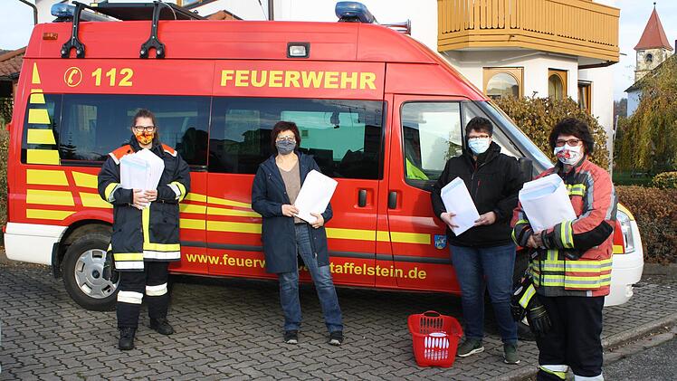 Die Geschenkpäckchen werden über die jeweiligen Feuerwehren - hier die Feuerwehr Bad Staffelstein - an die Jungen und Mädchen weitergegeben.privat