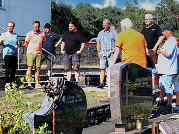 Bei einer Ortsbegehung auf dem Friedhof in Rothhausen überzeugte sich der Thundorfer Gemeinderat davon, dass hier einige Arbeiten nötig sind. Links Bürgermeisterin Judith Dekant. Foto: Dieter Britz