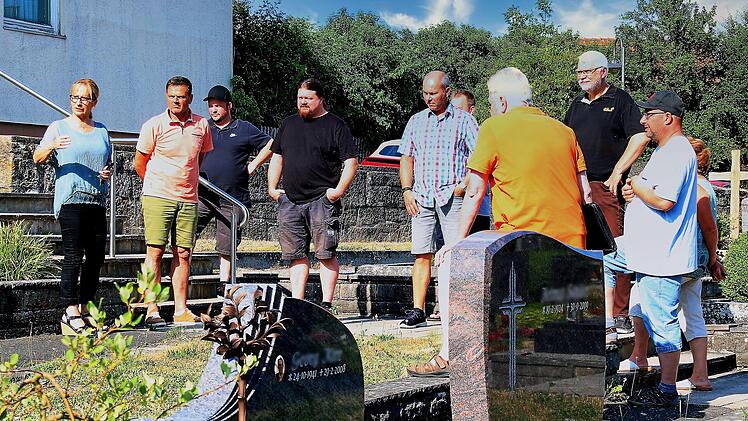Bei einer Ortsbegehung auf dem Friedhof in Rothhausen überzeugte sich der Thundorfer Gemeinderat davon, dass hier einige Arbeiten nötig sind. Links Bürgermeisterin Judith Dekant. Foto: Dieter Britz