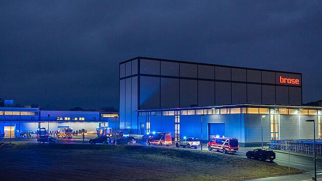 Gro&szlig;einsatz in Industriegeb&auml;ude: Fehlbedienung l&ouml;st Feueralarm aus - rund 100 Mitarbeiter evakuiert