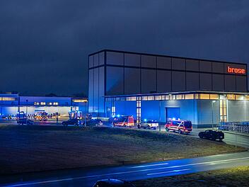 Großeinsatz in Industriegebäude: Fehlbedienung löst Feueralarm aus - rund 100 Mitarbeiter evakuiert