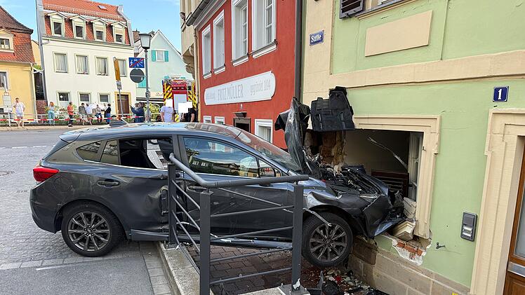 Auto durchbohrt Hauswand und bleibt stecken: Unfall in Bamberger Altstadt