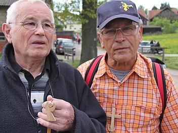 Zu den alten Hasen unter den Sendelbacher Wallfahrern gehören Dieter Kreser und Heinz Seubert (von links). Foto: Gerd Schaar