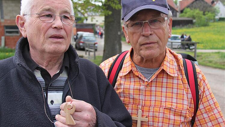 Zu den alten Hasen unter den Sendelbacher Wallfahrern gehören Dieter Kreser und Heinz Seubert (von links). Foto: Gerd Schaar