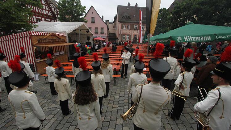 Der Spielmannszug Grenzmark startete vor leeren Plätzen. Doch das änderte sich nach der Eröffnung.