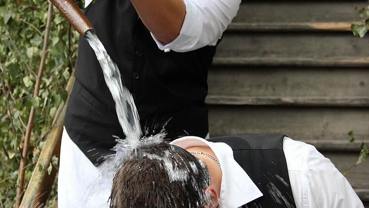 Andreas Hahn und Michael Linhardt nehmen für die Plootzer an der ice bucket challenge aus dem Sprenger teil.
