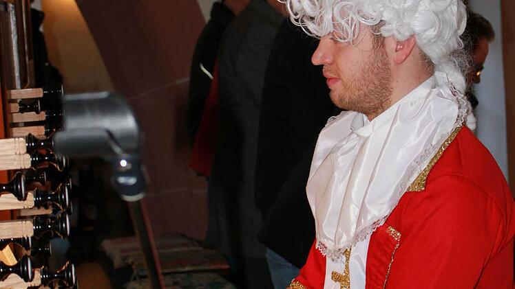 Organist Ralf Hofmann aus Breitbrunn war, dem Anlass angemessen, als Mozart gekommen und untermalte nicht nur die Büttenpredigt von Pater Rudolf gekonnt musikalisch.