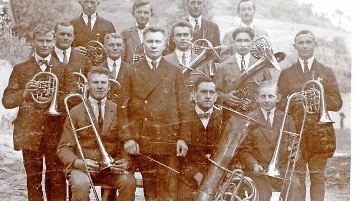 Die Gründungsmitglieder des Posaunenchors Gleisenau mit ihren Instrumenten Foto: Günther Geiling