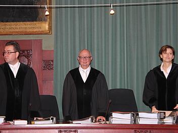 Im Missbrauchsprozess am Landgericht Bayreuth gegen einen 71-jährigen Mann hob die 1. Große Strafkammer - - hier die drei Berufsrichter Yves Döll, Vorsitzender Michael Eckstein und Susanne Vonbrunn (von links) - den Haftbefehl auf.  Foto: Stephan Tiroch