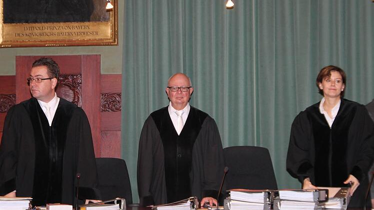 Im Missbrauchsprozess am Landgericht Bayreuth gegen einen 71-jährigen Mann hob die 1. Große Strafkammer - - hier die drei Berufsrichter Yves Döll, Vorsitzender Michael Eckstein und Susanne Vonbrunn (von links) - den Haftbefehl auf.  Foto: Stephan Tiroch