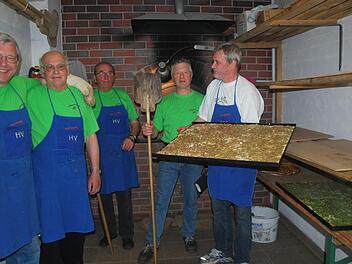 Die fröhlichen Plootzbäcker bei der Arbeit. Foto: Manfred Mellenthin