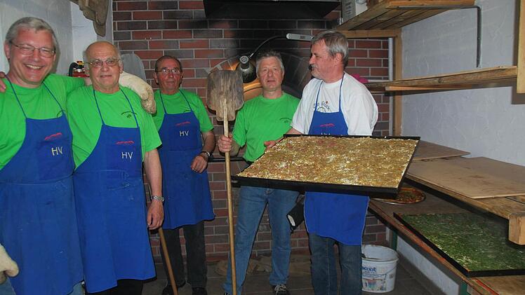 Die fröhlichen Plootzbäcker bei der Arbeit. Foto: Manfred Mellenthin