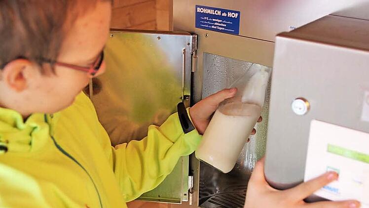 Jeden zweiten Tag zapft Leon Müller den weißen Kraftstoff an der Milchtankstelle Fotos: Adriane Lochner