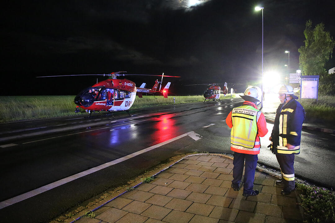 Auto kommt bei Hof von B15 ab