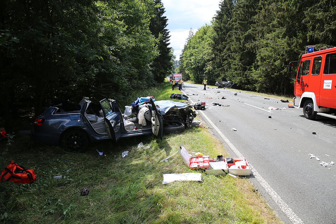 Frontalcrash in Oberfranken: Fahrer bei Unfall eingeklemmt und schwer verletzt
