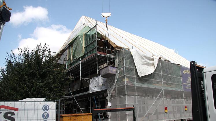 Dem Gebäude wurde ein Notdach aufgesetzt.Richard Sänger