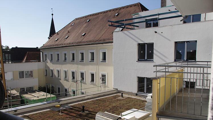 In die Räume der neuen Intensivstation am Kreiskrankenhaus St. Anna in Höchstadt   wurde millionenschwer investiert. Blick aufs Dach. Foto: Christian Bauriedel