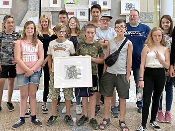 Riesen-Freude bei Klasse 5/6 der Pestalozzi-Schule. Die Sparkasse Kulmbach-Kronach stellt in der Kronacher Hauptstelle ihre gemeinsam mit Kindern der Forchheimer Förderschule geschaffenen Kunstwerke aus und bietet sie zum Verkauf an. Das Bild zeigt die Kronacher Schüler mit Lehrer Eckart Roeß (4. von rechts) sowie den Sparkassen-Mitarbeiterinnen Cornelia Böhme (li.) und Alexandra Holzmann (re.).  Foto: Rainer Glissnik