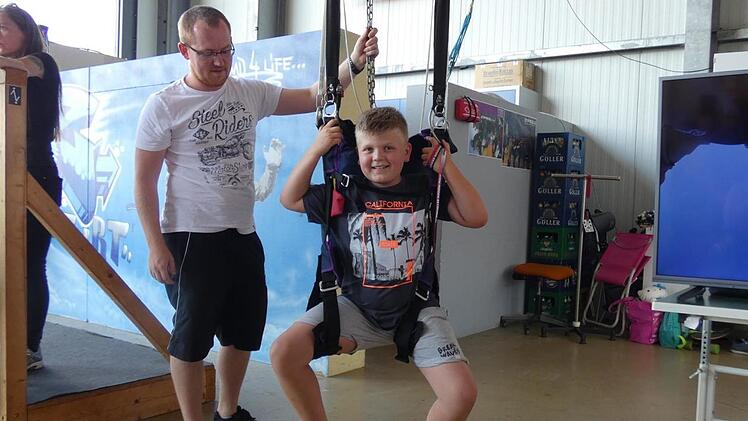 In das Hängertraining schnupperten viele Besucher hinein, so wie hier der neunjährige Levi aus Königsberg. Foto: Christian Licha