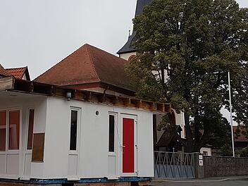 Der Container steht auf privatem Grund - in unmittelbarer Nähe zur Kirche. Foto: Alexander Hartmann