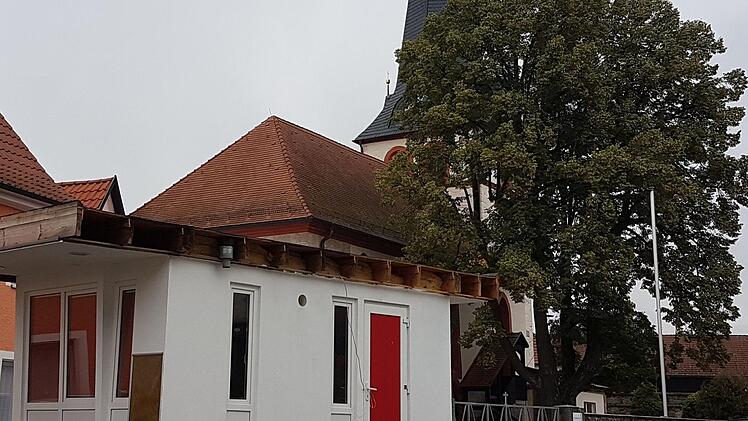 Der Container steht auf privatem Grund - in unmittelbarer Nähe zur Kirche. Foto: Alexander Hartmann