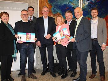 Am 8. Februar findet am CVG-Gymnasium die Ausbildungsmesse "Abitura" statt. Darauf freuen sich (von links) Schulleiterin Ulrike Endres, stellvertretender Vorsitzender Hans-Peter Brendel vom Arbeitskreis, Schulrat Michael Hack, Vorsitzender Clemens Dereschkewitz, Unternehmerin Carolin Schuberth, Landrat Claus Peter Söllner, Vorsitzender Dr. Michael Pfitzner und Martin Willert vom Landratsamt Kulmbach. Foto: Stephan Stöckel