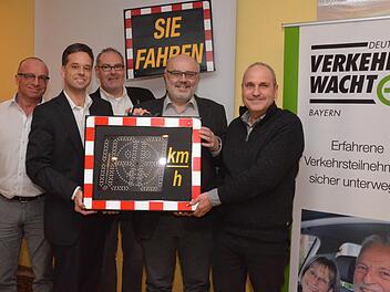 Neun Städte, bzw. Gemeinden haben im Altlandkreis Bad Kissingen Geschwindigkeitsmessanlagen erhalten. Die letzten Anlagen wurden nun an die Gemeinde Oerlenbach sowie die Märkte Burkardroth und Maßbach übergeben. Auf unserem Foto v.li. Joachim Hein, Florian Arand, Jan Freese (alle Kreisverkehrswacht) Oerlenbachs Bürgermeister Franz Kuhn und für die Marktgemeinde Maßbach Volker Heim. Waldemar Bug (Burkardroth) war verhindert.  Foto: Peter Rauch