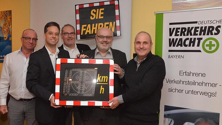 Neun Städte, bzw. Gemeinden haben im Altlandkreis Bad Kissingen Geschwindigkeitsmessanlagen erhalten. Die letzten Anlagen wurden nun an die Gemeinde Oerlenbach sowie die Märkte Burkardroth und Maßbach übergeben. Auf unserem Foto v.li. Joachim Hein, Florian Arand, Jan Freese (alle Kreisverkehrswacht) Oerlenbachs Bürgermeister Franz Kuhn und für die Marktgemeinde Maßbach Volker Heim. Waldemar Bug (Burkardroth) war verhindert.  Foto: Peter Rauch