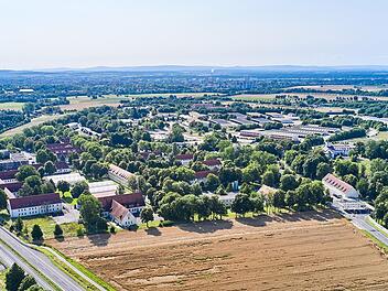 Die Zufahrt (rechts unten) wird am Verwaltungsgebäude des Ankerzentrums rechts vorbei in den künftigen Gewerbepark Conn Barracks führen. Foto: Anand Anders