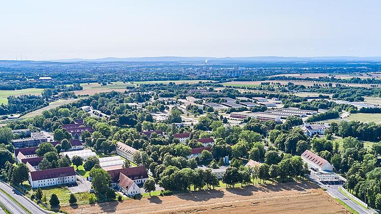 Die Zufahrt (rechts unten) wird am Verwaltungsgebäude des Ankerzentrums rechts vorbei in den künftigen Gewerbepark Conn Barracks führen. Foto: Anand Anders