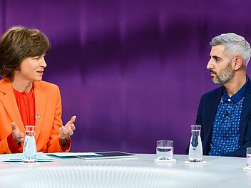 Michel Abdollahi glaubt, dass die iranische Bev&ouml;lkerung nur auf ein Signal warte, um die Regierung zu st&uuml;rzen. Er glaubt, dass der kommende Dienstag ein guter Tag daf&uuml;r w&auml;re.