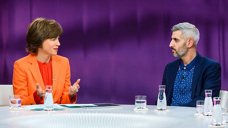 Michel Abdollahi glaubt, dass die iranische Bev&ouml;lkerung nur auf ein Signal warte, um die Regierung zu st&uuml;rzen. Er glaubt, dass der kommende Dienstag ein guter Tag daf&uuml;r w&auml;re.