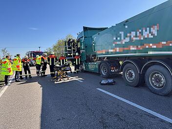 Zwei Verletzte bei Unfall auf B470 - Auto st&ouml;&szlig;t frontal mit Lkw zusammen